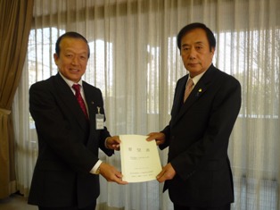 協議会会長（新座市長）と埼玉県知事の記念撮影