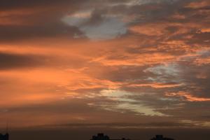 高い場所から朝焼け雲を撮影した写真