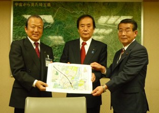 上田知事、須田会長及び森田副会長（新座市議会議長）による記念撮影