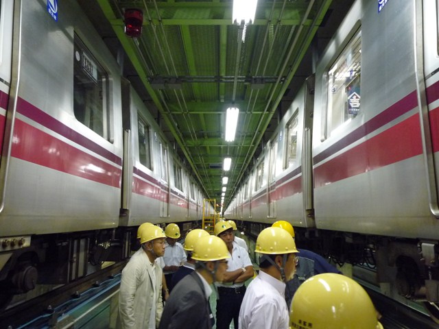 車両検修場内の車両を見学する様子の写真