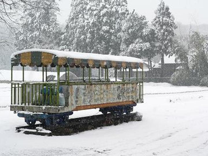 雪の旧おとぎ電車の写真