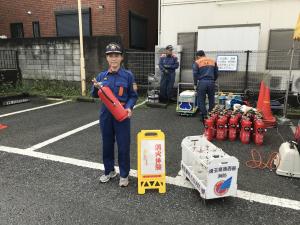 水消火器を使った消火体験（女性消防団員）