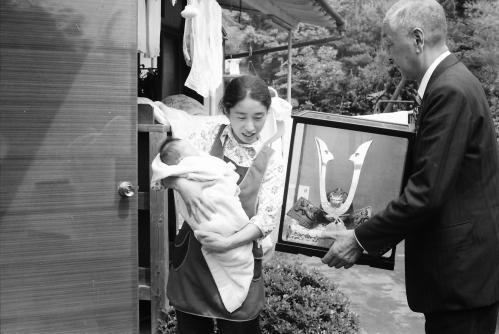 10万人目の市民誕生の写真