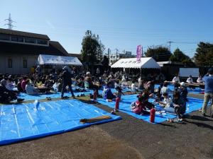 お楽しみ会(1)　集会所駐車場で開催