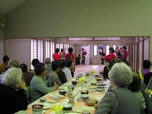 高齢者食事会(2)　催し物を見たり参加して楽しく過ごします