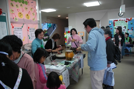 展示発表と来場者との交流