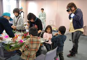 クリスマスリースづくりの様子を撮影する大川さん