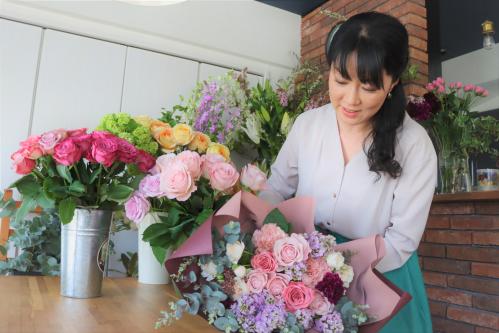 スリールフラワーのアトリエで花束を作る大西さんの写真です。