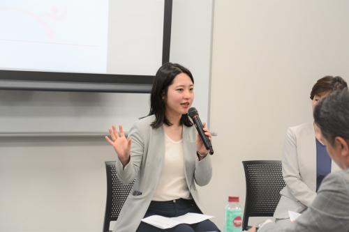 パネルディスカッションで水嶋さんがお話しする様子の写真です。