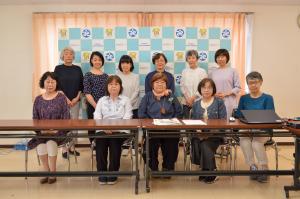 音訳グループ花だいこんの皆さんの集合写真です