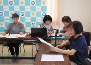 広報紙を手に、声の広報を録音しています