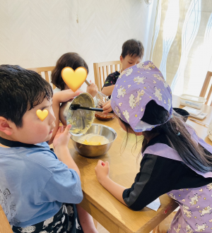 子どもたちが料理をしている写真です。
