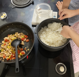 子どもたちが料理をしている写真です。