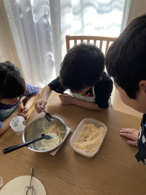 子どもたちが料理をしている写真です。