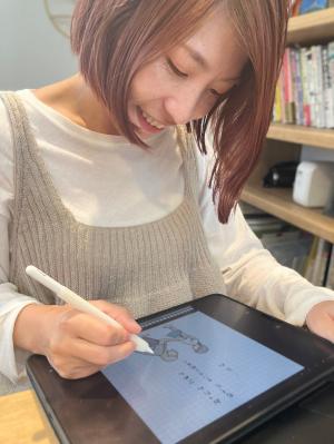 SNSの投稿画像を作成する瑠美さんの写真です。