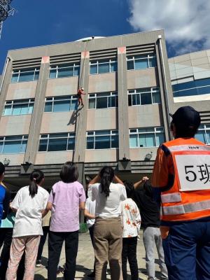 救助隊員による降下展示