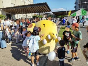 新座っ子とふれあうゾウキリン