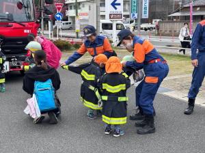 子供用防火衣着装体験
