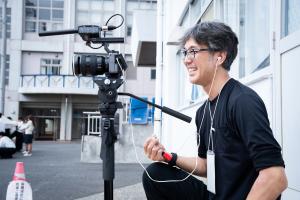 撮影する遠藤さんの写真です。