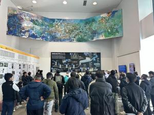 龍Q館1階ロビーパネル