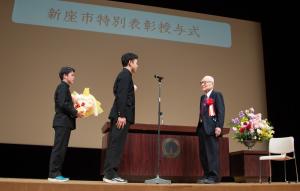 新座中学校生徒から花束贈呈