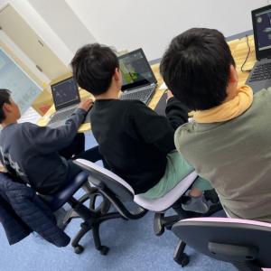 子どもたちがパソコンに向かって受講している様子の写真です。