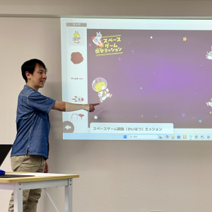 教室でレクチャーする中垣内さんの写真です。