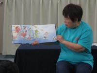 絵本の読み聞かせ