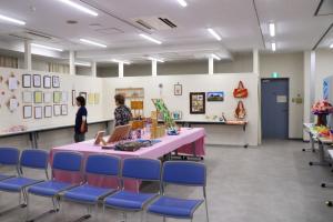 書や絵画などの作品を来場者が鑑賞している様子