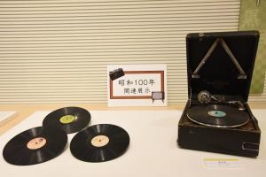 レコードと蓄音機