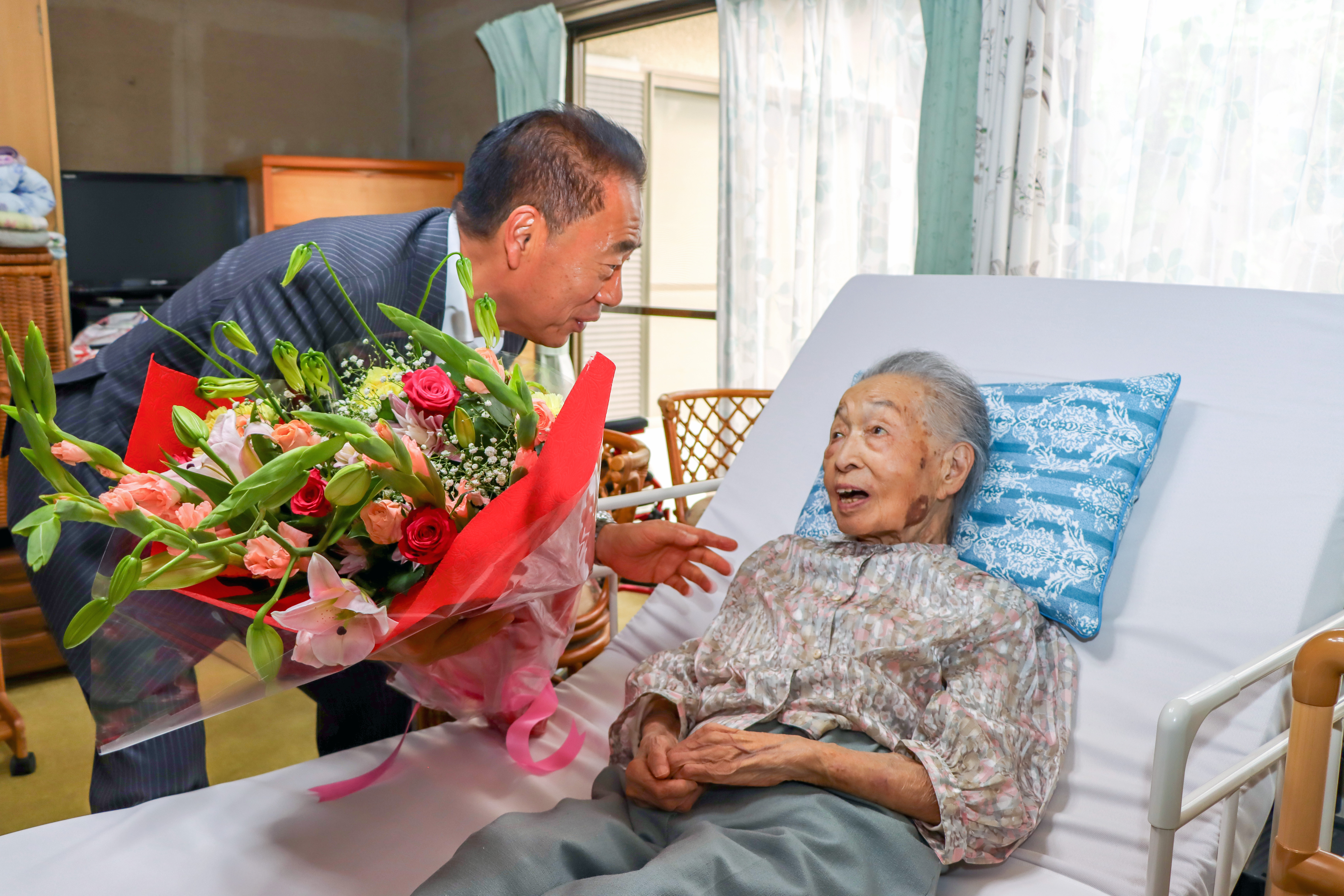 市内最高齢高麗様花束お渡しの様子