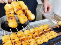 武蔵野穀販の焼き団子の写真です。