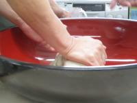 そばをこねている様子