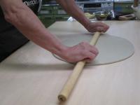 そばを伸ばしている様子