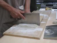 そばを切っている様子