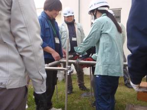 仮設給水栓を設置している様子