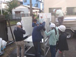 給水コンテナを組み立てている様子