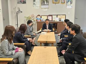 市長に政策提言を行っている様子