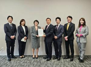 政策提言書を市長にお渡しした総務常任委員会委員