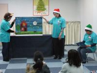 大型絵本の読み聞かせ