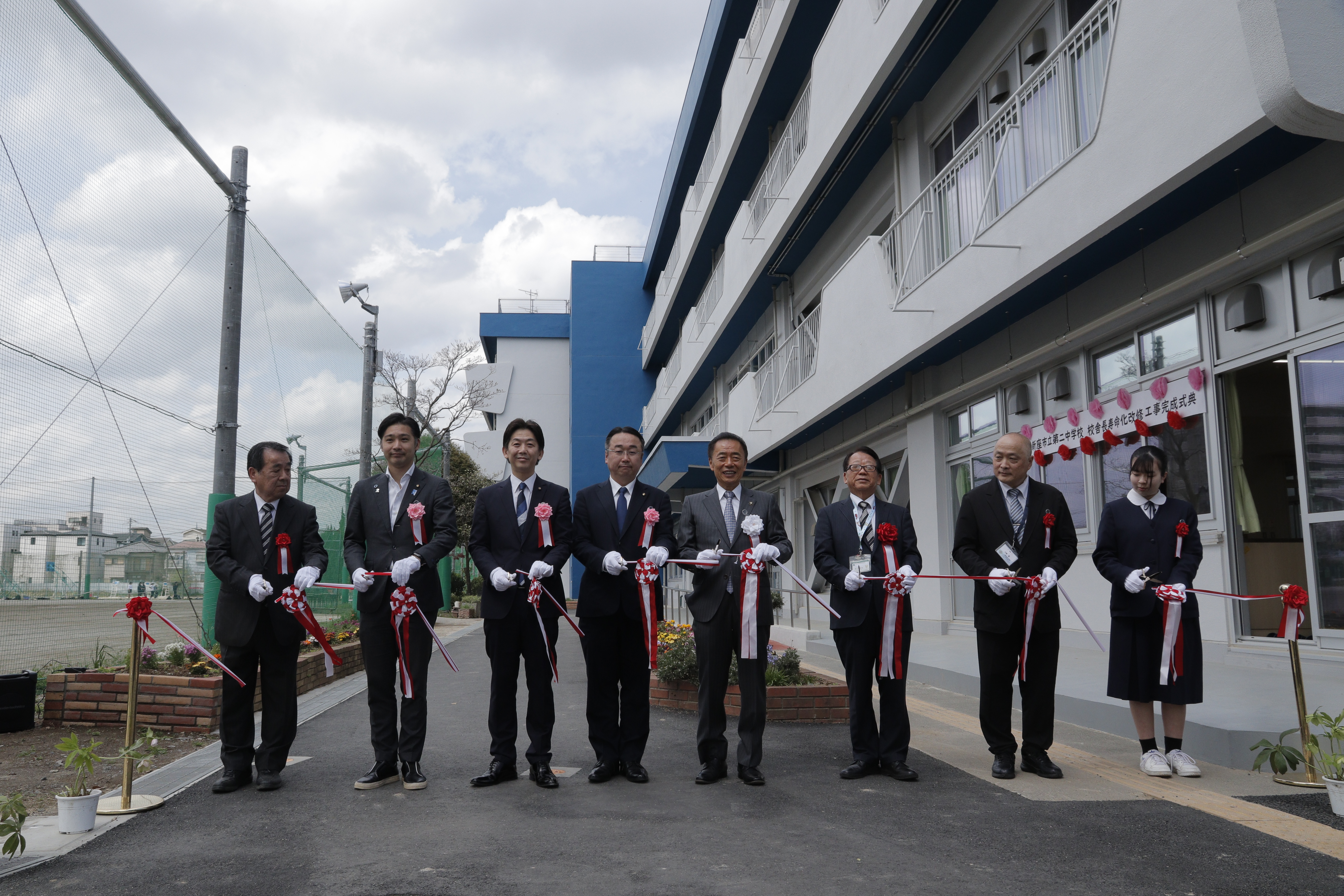 完成式テープカットの様子