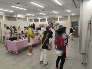 書や絵画などの作品を来場者が鑑賞している様子