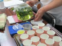 ハブティーの試飲を用意しているところ