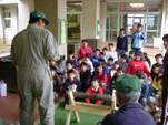 小学校でシイタケ栽培のインストラクターを行う写真(1)