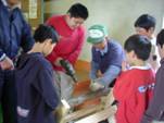 小学校でシイタケ栽培のインストラクターを行う写真（2）