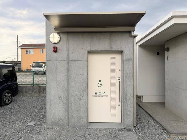 新座中屋外トイレ