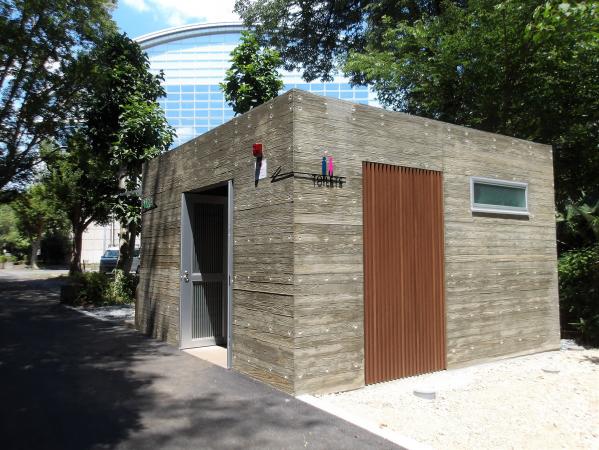 市民総合体育館屋外トイレ